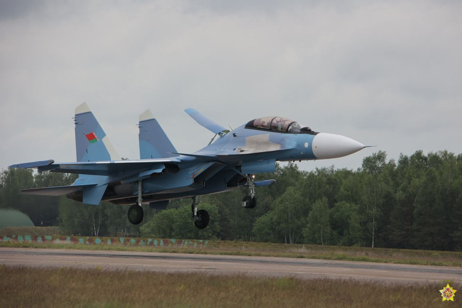 Tiêm kích Su-30SM2 tại một trong các sân bay quân sự ở Belarus. photo-2025-05-27-14-20-55-3.jpg