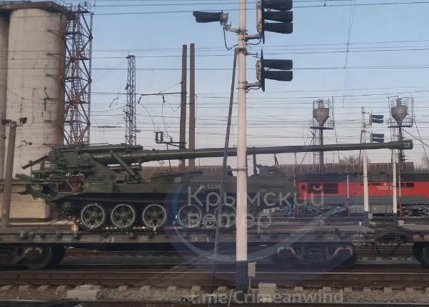 Pháo tự hành Koksan cấp tốc được điều động qua đường Crimea