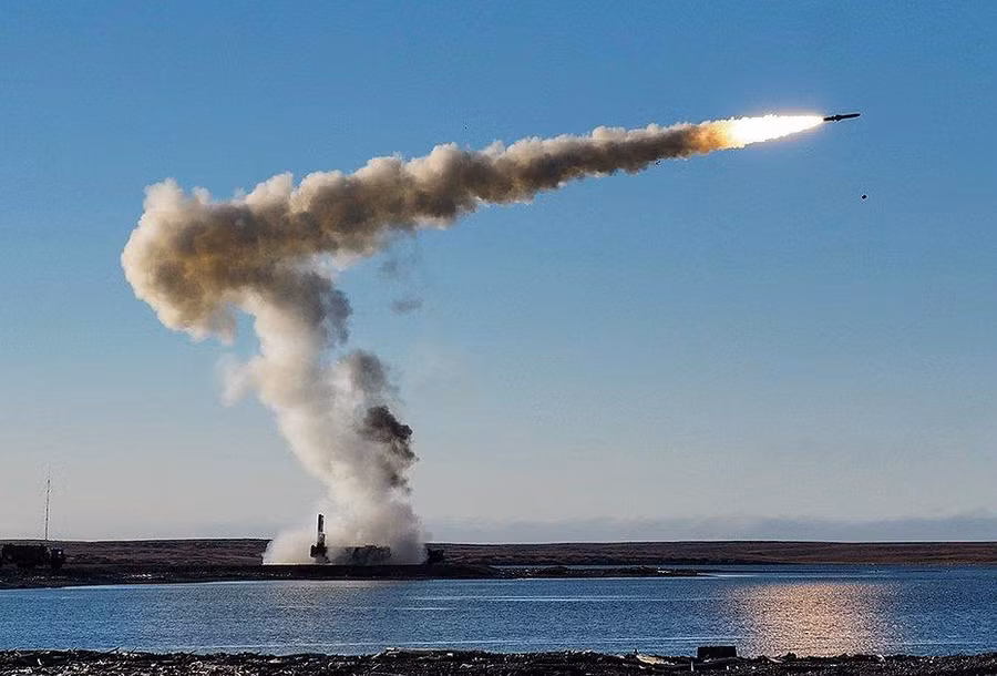 Tên lửa Onyx trong tay Houthi gây ác mộng cho tàu sân bay Theodore Roosevelt