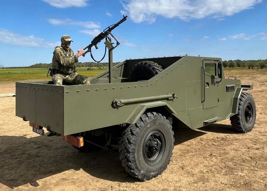 Xe bán tải bọc thép Legionnaire. 1.jpg