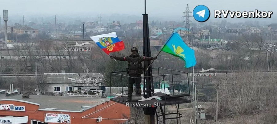 Lính dù Nga giương cờ ở trung tâm Sudzha khi các đơn vị tinh nhuệ Ukraine đã rời đi. gl1j-wwxkaal5vs.jpg