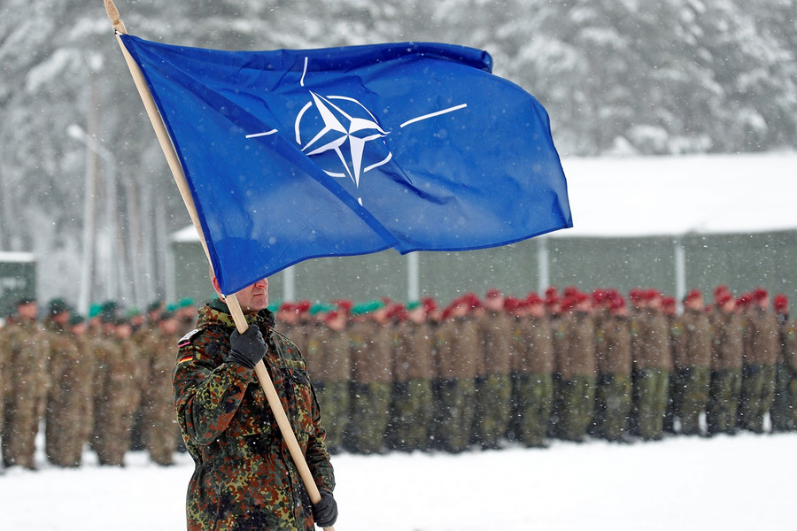 Đa số các quốc gia NATO thuộc châu Âu chưa chuẩn bị tình huống đối đầu với Nga. russia-nato-flag-large.jpg