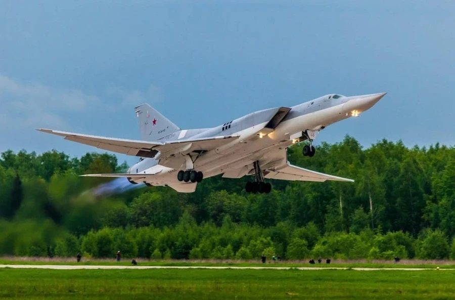 Máy bay không người lái phá hủy Tu-22M3 sau khi hạ cánh?
