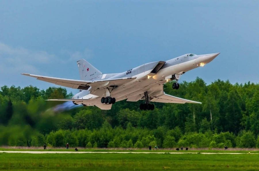 Máy bay không người lái phá hủy Tu-22M3 sau khi hạ cánh?