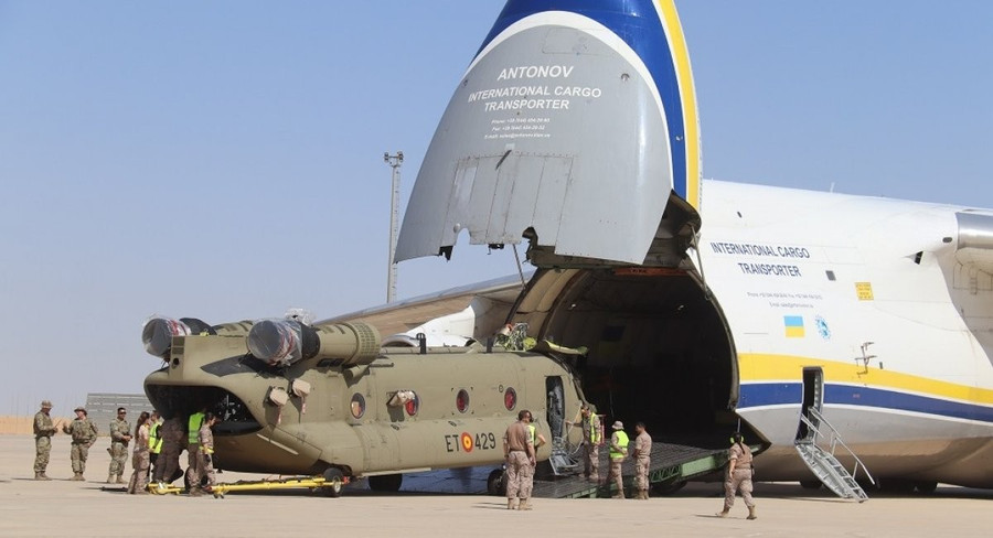 An-124 của Ukraine đã đưa 2 máy bay trực thăng Chinook F của Tây Ban Nha tới Iraq. 57668af59ea12e1d.jpg