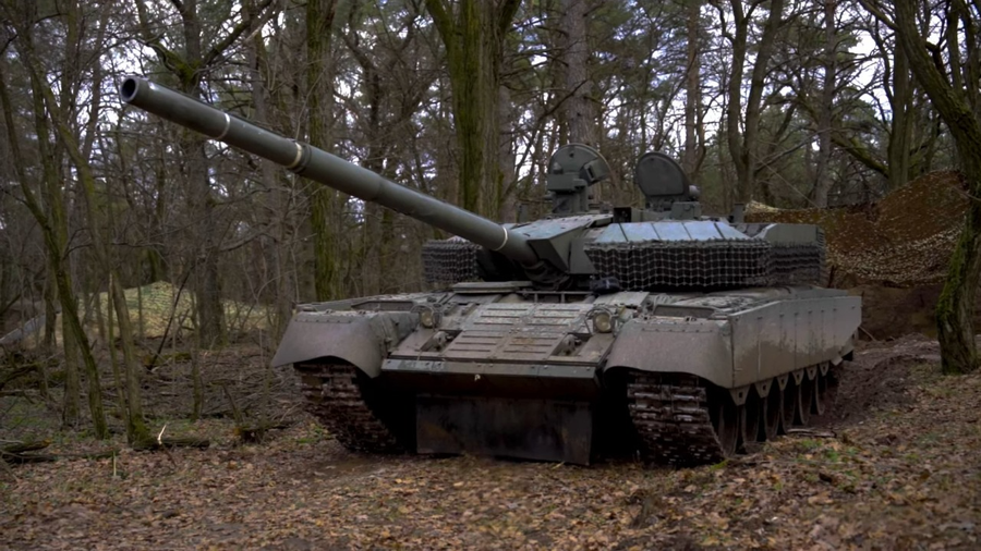 Xe tăng T-80U được hiện đại hóa bởi Lữ đoàn Azov. dewatermarkai-1738310179924.png