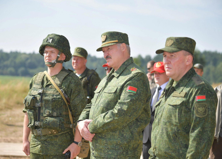 Ukraine lo ngại quân Nga sẽ lại thực hiện cuộc tấn công tiếp theo từ phía biên giới Belarus. 2020-08-22T115856Z_1057397315_RC2ZII9BFAV1_RTRMADP_3_BELARUS-ELECTION-scaled-e1598221225930.jpg