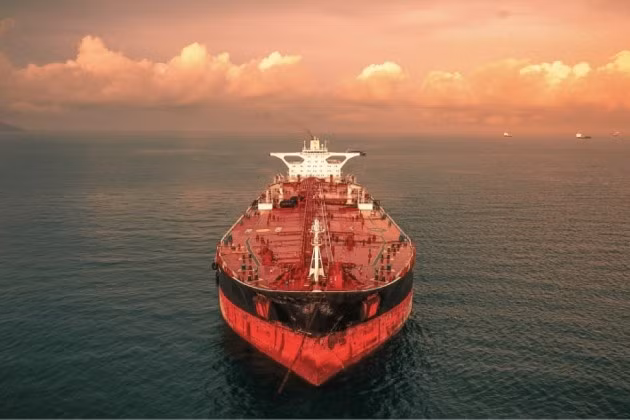 Tàu chở 130.000 tấn dầu nhiên liệu chìm tại cảng Leningrad sau tiếng nổ