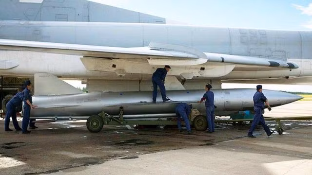Russian-Tu-22-fired-an-anti-ship-missile-at-a-residential-building.jpg