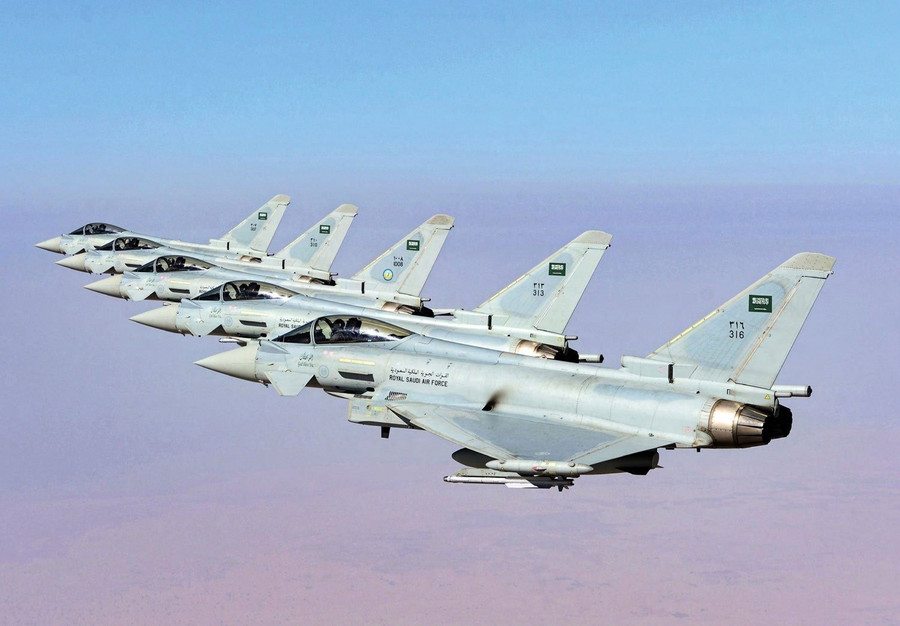 Saudi Arabia và Pakistan đều có lực lượng vũ trang rất lớn. webdpwk11-typhoon-pic.jpg