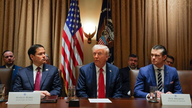 Châu Âu đang tự đặt mình vào thế "cửa dưới" trong mối quan hệ với Mỹ. skynews-donald-trump-6840647.jpg