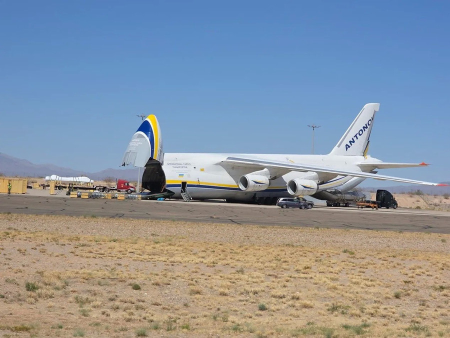 Đưa thân tiêm kích F-16 vào máy bay vận tải An-124 Ruslan tại Căn cứ Không quân Davis-Monthan. zavantazhennya-18-3.jpg