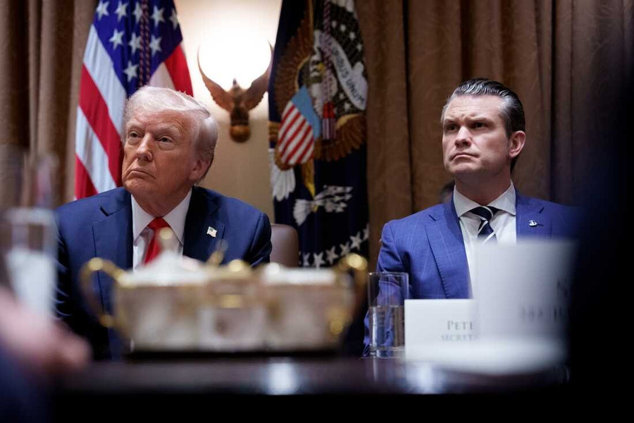 Tổng thống Donald Trump và Bộ trưởng Quốc phòng Pete Hegseth. tai-xuong.jpg