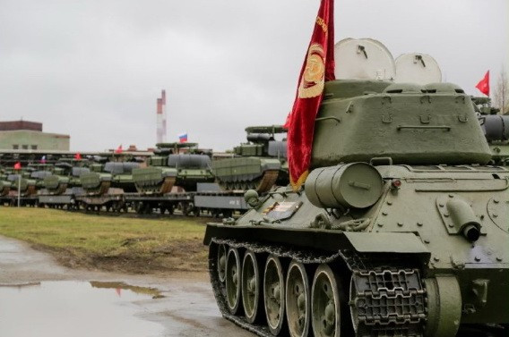 Lễ chia tay lô xe tăng hiện đại có sự hiện diện của chiến xa huyền thoại T-34. capture-2.jpg
