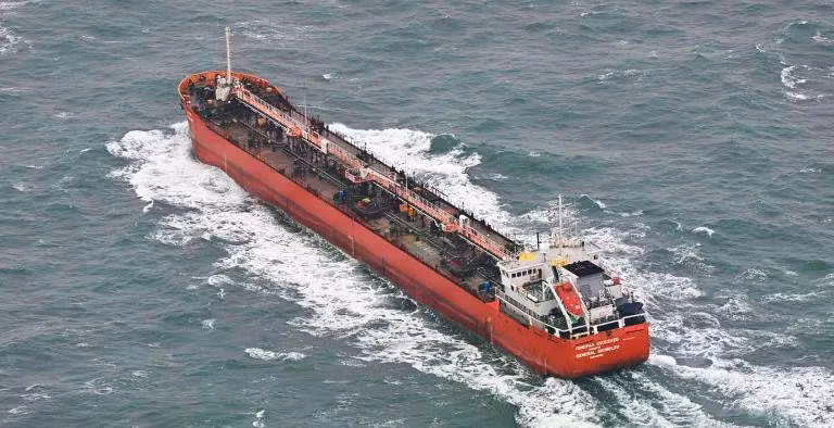 Tàu chở dầu thoát khỏi sự truy bắt nhờ được tàu hộ vệ của Hạm đội Baltic cứu