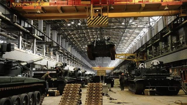 Ông Putin tuyên bố tăng gấp đôi sản lượng xe bọc thép