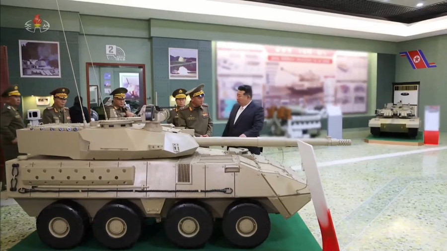 Mô hình xe tăng bánh lốp thế hệ mới của Triều Tiên. model-kolisnogo-tanka-kndr.png