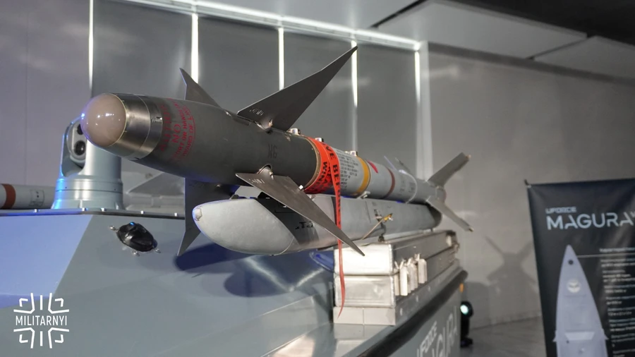  Xuồng không người lái Magura V7 trang bị phiên bản mới nhất của tên lửa AIM-9