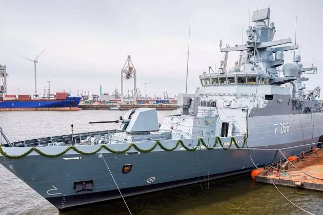 Tàu hộ vệ đắt tiền của Đức bị vô hiệu hóa vì bị hàng kg sắt vụn đổ vào động cơ