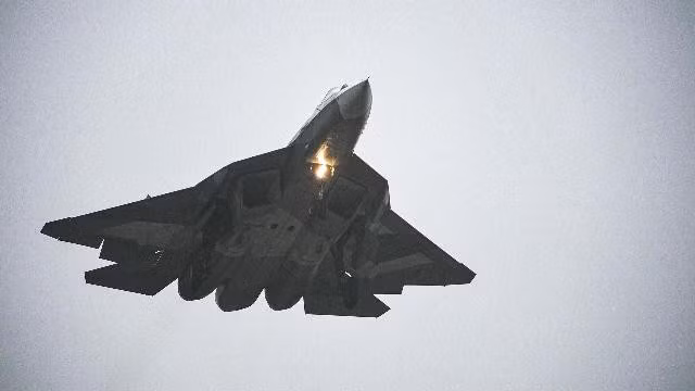 istrebitel-su-57-sovershaet-pervyi-polet-s-dvigatelem-pyatogo-pokoleniya-v-zhukovsko-tlpvk43m-1770617942t.jpg