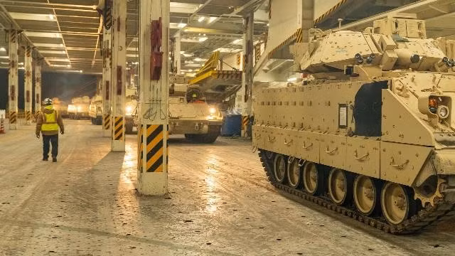 otpravka-amerikanskih-bmp-bradley-na-ukrainu-s199k42g-1785767738t.jpg