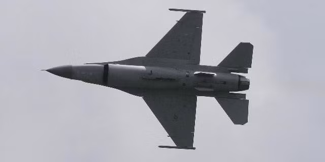 amerikanskii-istrebitel-f-16-predstavlen-na-mezhdunarodnom-aerokosmicheskom-salon-3yzqgrv9-1754281261t.jpg