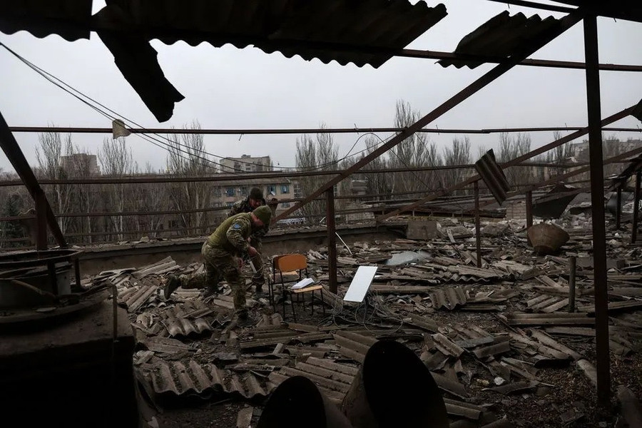 Binh sĩ Quân đội Ukraine triển khai ăng ten Starlink. 20230107-fbp001.jpg