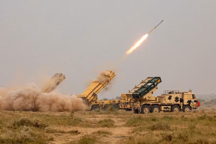 Ấn Độ chứng minh mức độ đáng sợ của tên lửa dẫn đường tầm xa Pinaka