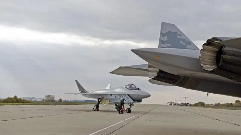 Bức ảnh tiêm kích Su-75 trên đường băng cùng với Su-57 đã được xác định là sản phẩm tạo ra trên máy tính. image.jpg