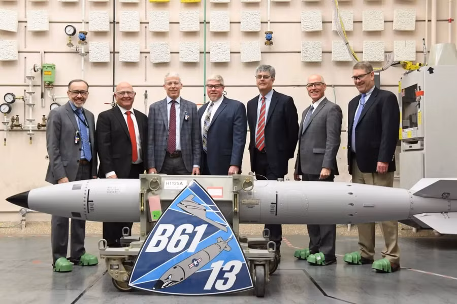 Cột mốc lịch sử khi bom hạt nhân B61-13 đầu tiên được lắp ráp