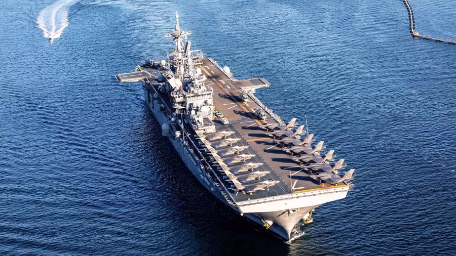 'Tàu sân bay tấn công nhanh' USS Tripoli của Mỹ đang tăng tốc hướng về Iran