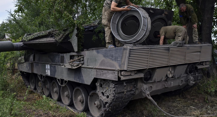 Quân nhân Ukraine đang sửa chữa xe tăng Leopard 2 tại Zaporizhia. screenshot-1-1-2.jpg
