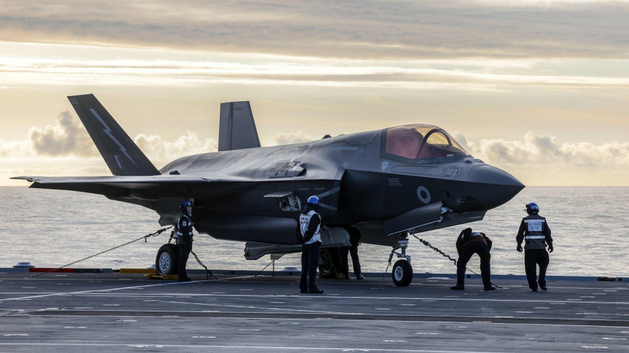 Thị phần tiêm kích tàng hình F-35 Lightning II của Mỹ bị thách thức nghiêm trọng khi liên tục xuất hiện những đối thủ mới. bao-trung-quoc-dang-sau-viec-tiem-kich-tang-hinh-f-35-ha-canh-khan-cap-o-nhat-ban-f-35-1754897521-639-width2048height1152.jpg