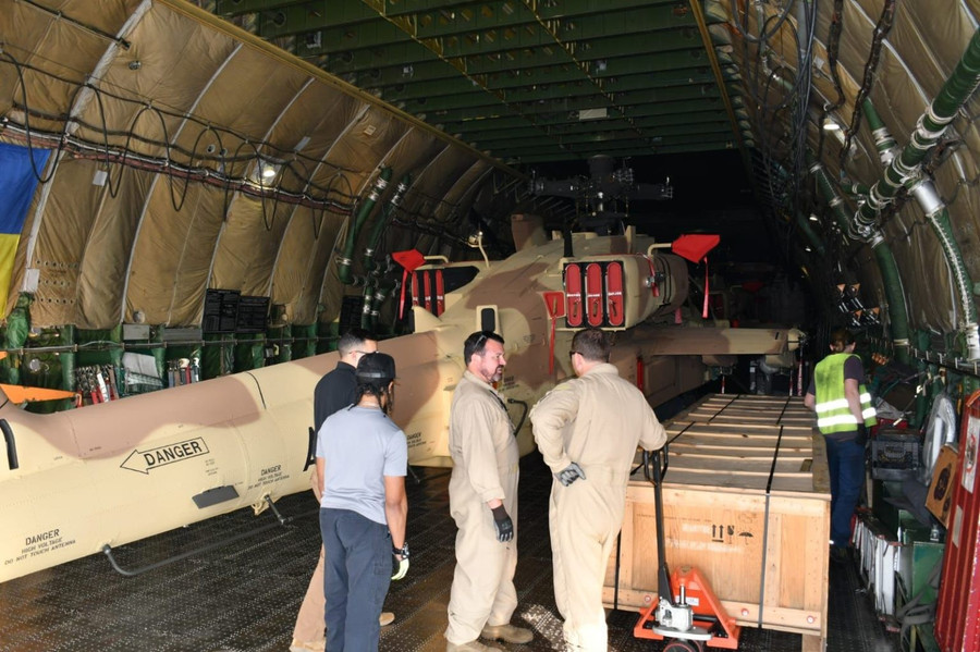 An-124 mang theo trực thăng Apache-E