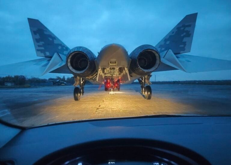 Bức ảnh hiếm hoi tiết lộ khoang vũ khí của tiêm kích Su-57
