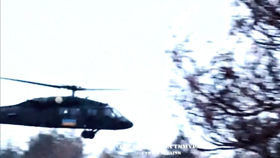 Trực thăng Black Hawk thả đặc nhiệm tình báo tấn công vào hậu phương