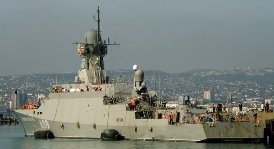 Tàu chiến Hạm đội Biển Đen đâm vào tàu chở dầu khi né tránh UAV?