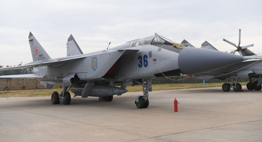 Tiêm kích MiG-31K với tên lửa siêu thanh Kinzhal. 0f168469d50ac4af.jpg