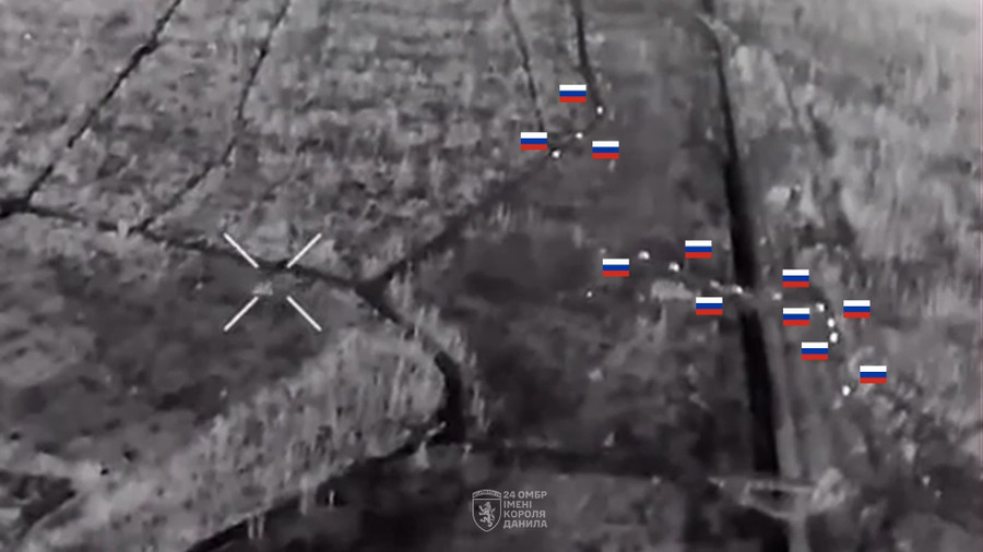 Xe bọc thép của Nga đang di chuyển để tấn công các vị trí của Ukraine ở khu vực Chasov Yar. screenshot-11.jpg