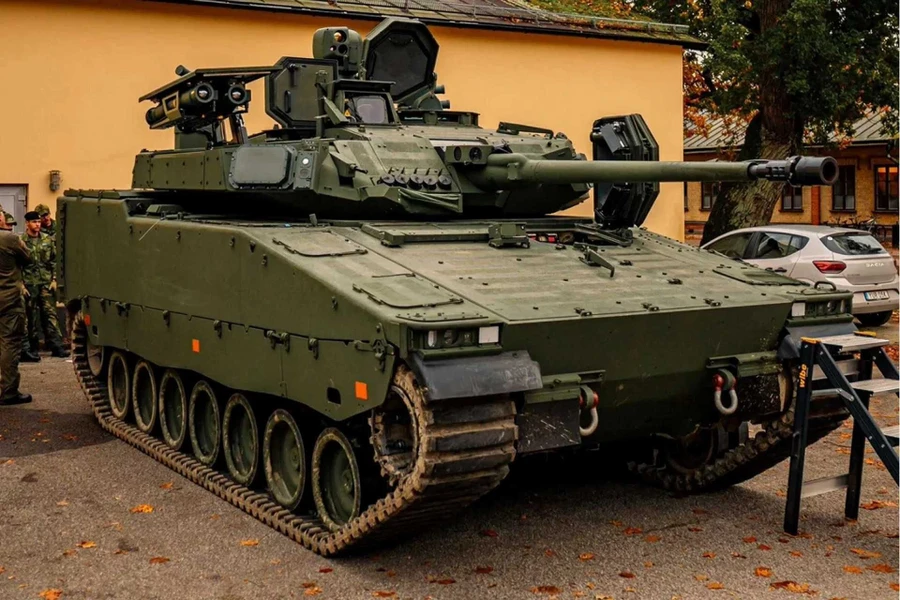 Xe chiến đấu bộ binh CV9035 Mk IIIC tăng cường sức mạnh cho Ukraine - Ảnh 1.