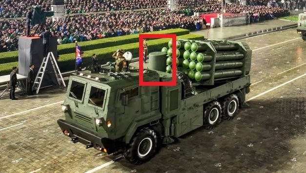 Một cột nâng có ăng ten nằm trên xe phóng của tổ hợp tên lửa bí ẩn. nevidoma-puskova-z-kndr.jpg
