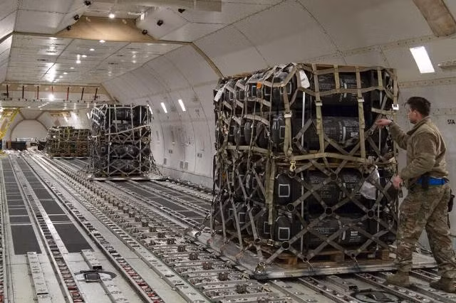 Lô vũ khí đầu tiên theo chương trình PURL đã tới Ukraine