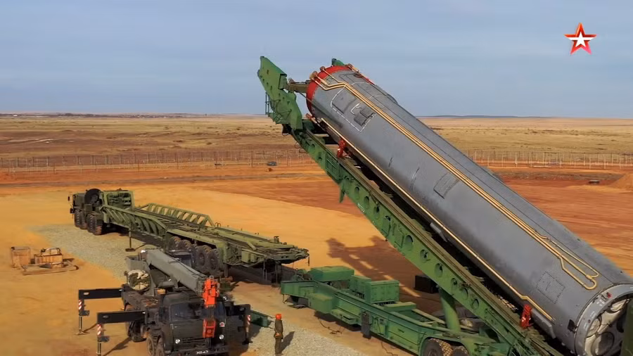 zavantazhennya-v-shahtu-raketnogo-kompleksu-avangard-raketnogo-bloku-mbr-ur-100n-yasnyevo-2020-rik-stop-kadr-z-video-mo-rf-1536x864.jpg