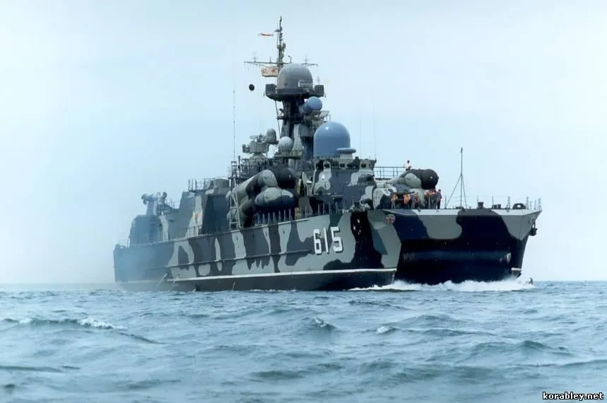Hai tàu tên lửa của Nga cấp tốc rời Crimea