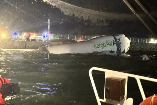 Boeing 747 của Emirates trượt khỏi đường băng ở Hồng Kông và rơi xuống biển