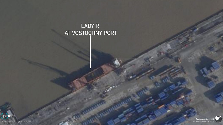 Tàu chở hàng Lady R xuất hiện với khoang hàng mở tại cảng Skhidny vào ngày 24 tháng 9. lady-r-v-portu.jpg