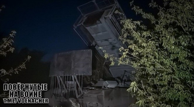 Giàn phóng của hệ thống phun lửa hạng nặng TOS-3 Dragon đặt trên khung gầm xe tăng T-80. capture.jpg