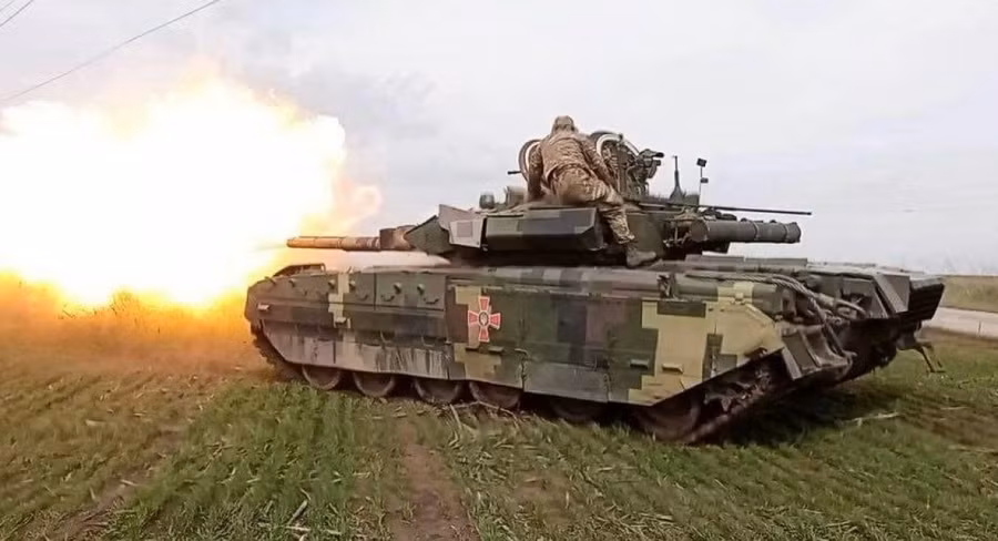 Xe tăng Oplot xung trận giữ vùng Kharkiv