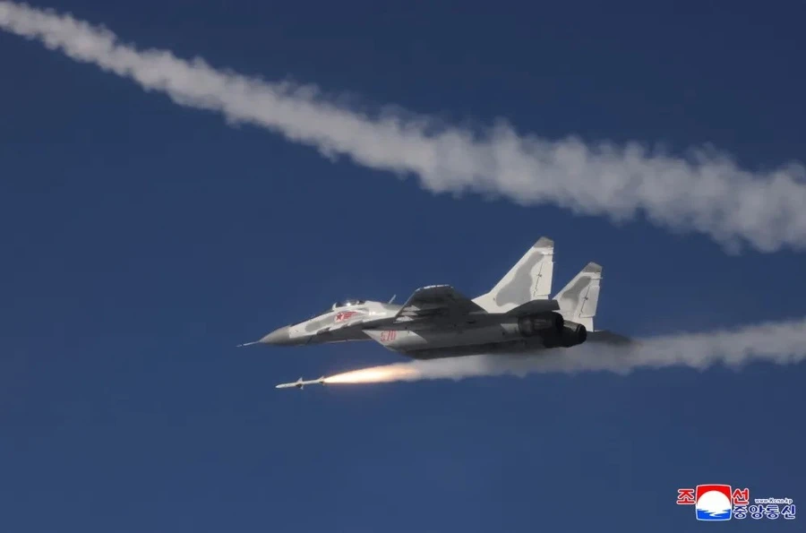Tên lửa không chiến thế hệ mới của Triều Tiên kết hợp PL-12 và AIM-120 AMRAAM