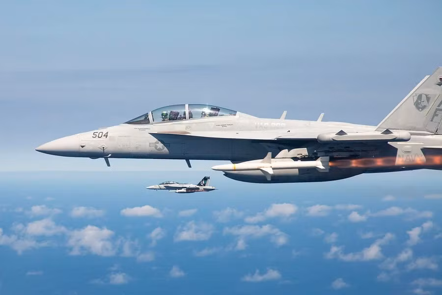two-e-a-18g-growlers-conduct-an-agm-88e-advanced-v0-zw2vs3xxdv4c1.jpg